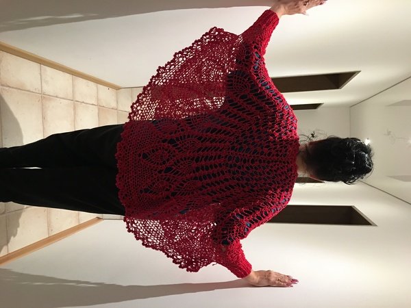 Rote Häkeljacke, Rückenansicht mit Loch- und Muschelmuster