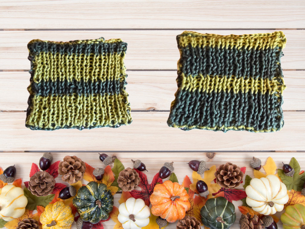 Zwei quadratische Strickproben aus mehrfarbigem grün-gelbem Garn zum Vergleich von Farbübergängen und Maschenbild auf hellem Holz mit herbstlicher Dekoration