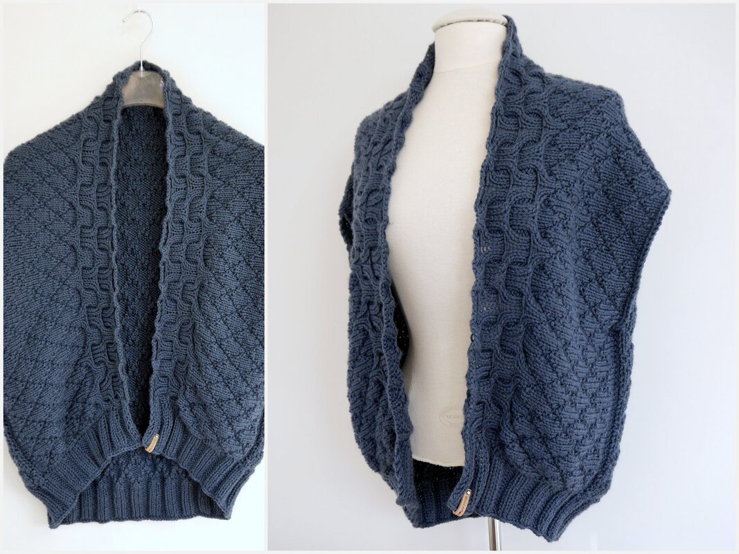 Dunkelblaue Strickweste mit erhabenem Strukturmuster, auf Bügel und Schaufensterpuppe