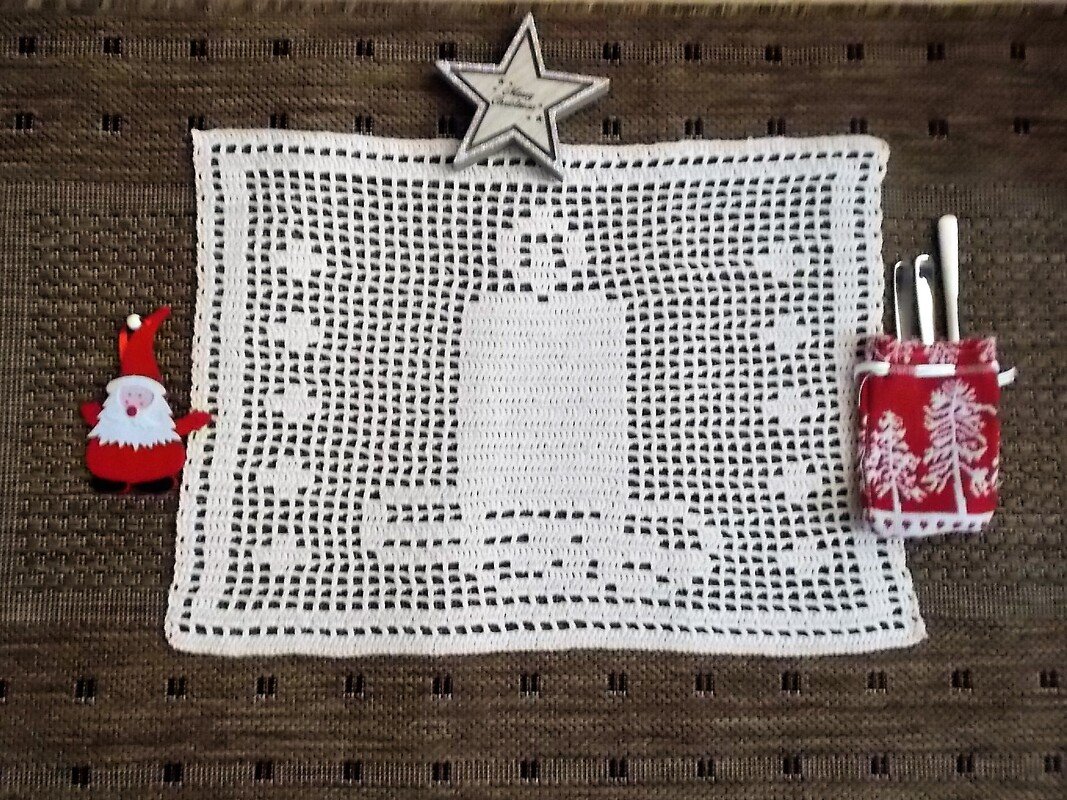 Weihnachtliches Platzset mit Kerze häkeln