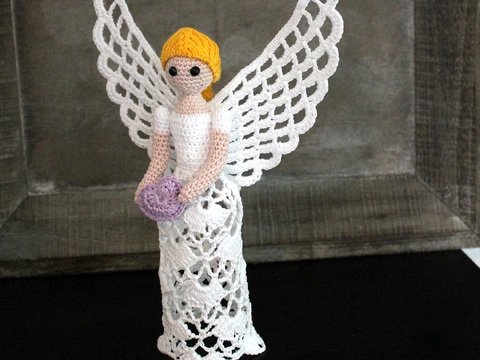 Crochet an Angel – standing Christmas angel with a heart (EN & DE)
