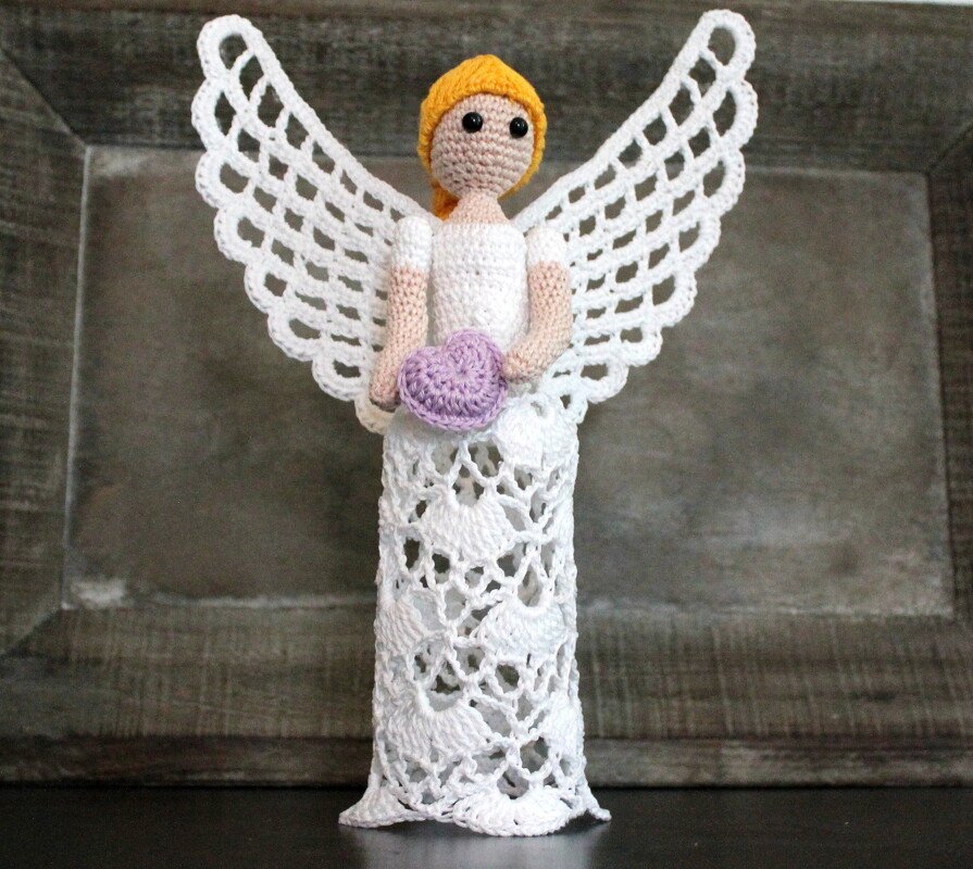 Weihnachtsengel mit Herz Häkelanleitung in deutsch