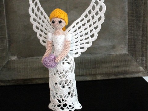 Weihnachtsengel mit Herz Häkelanleitung in deutsch