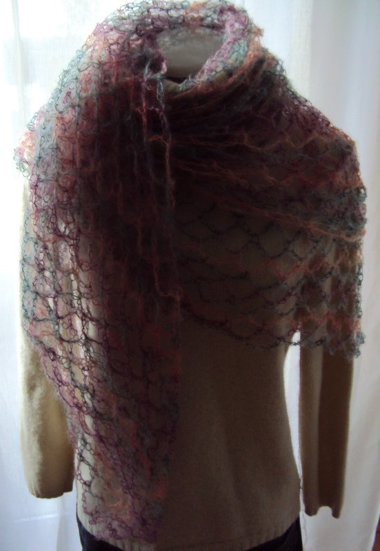 Häkeltuch aus dünnem Mohairgarn mit Seide