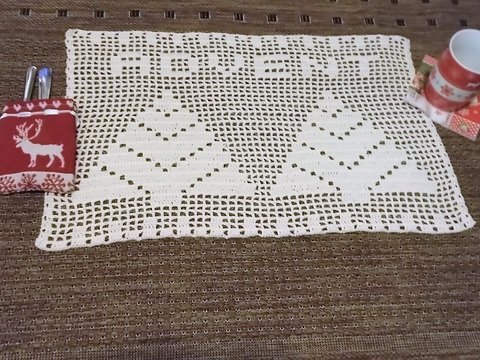 Platzset mit Weihnachtsmotiv - Schriftzug Advent und Weihnachtsbäume - Häkelanleitung