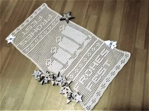 Tischläufer mit dem Schriftzug "Frohes Fest" und vier Adventkerzen - für Weihnachten / Advent