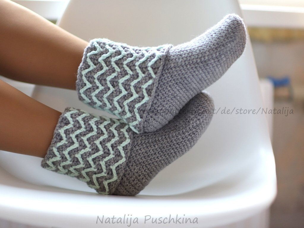 Gehäkelte graue Damensocken mit mintfarbenem Zickzack-Bündchen