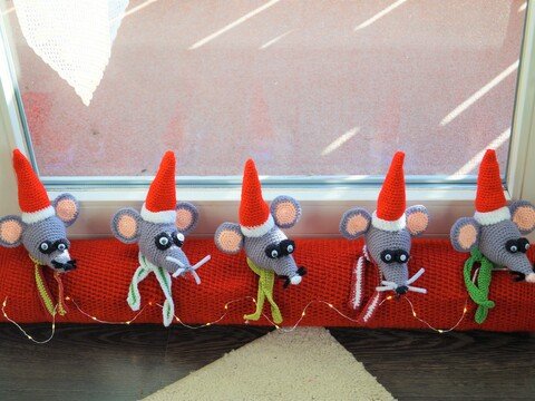 Mäuseparade -- Zugluftstopper Weihnachtsstimmung für die Balkontür