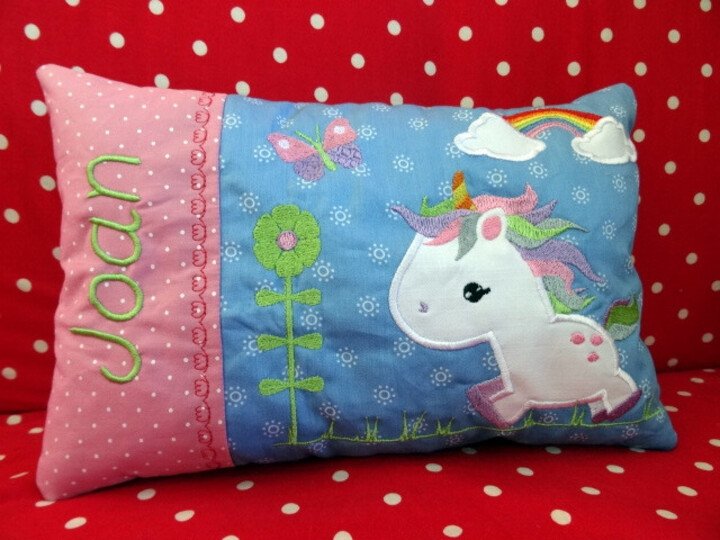 Einhorn und Schmetterling unterm Regenbogen Stickdatei