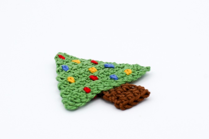 MAYJOYDIY Weihnachtsbaum Häkel Applikationen 30 Stück - 3 Farben Stickerei Patches 5,2x4cm