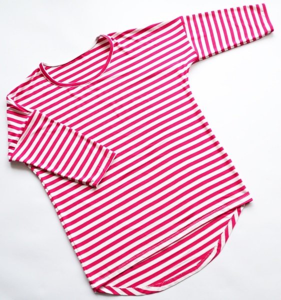 Gestreiftes Damen-Langarmshirt (pink-weiß) mit Rundhalsausschnitt und abgerundetem Saum