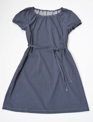 Dunkelblaues Kleid mit weißen Pünktchen, gerafftem Ausschnitt und Bindegürtel