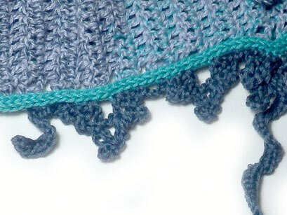 Detail der gehäkelten Schal-Kante mit Schlaufen, Picot-Effekt und türkisfarbener Einfassung