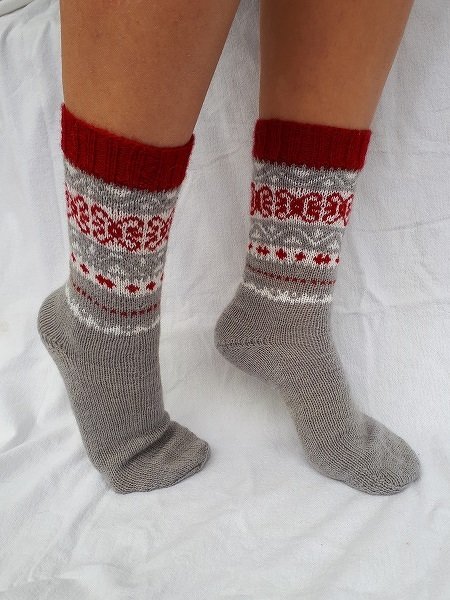Gestrickte Damensocken grau mit rotem Bündchen und Norwegermuster