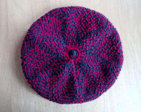 Baskenmütze im Mosaikmuster