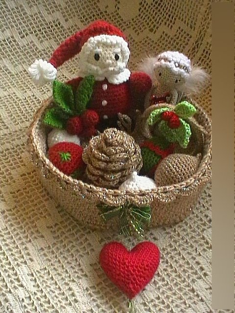 Korb mit gehäkelten Weihnachtsfiguren: Nikolaus, Engel, Herz, Zapfen und Mistelzweig