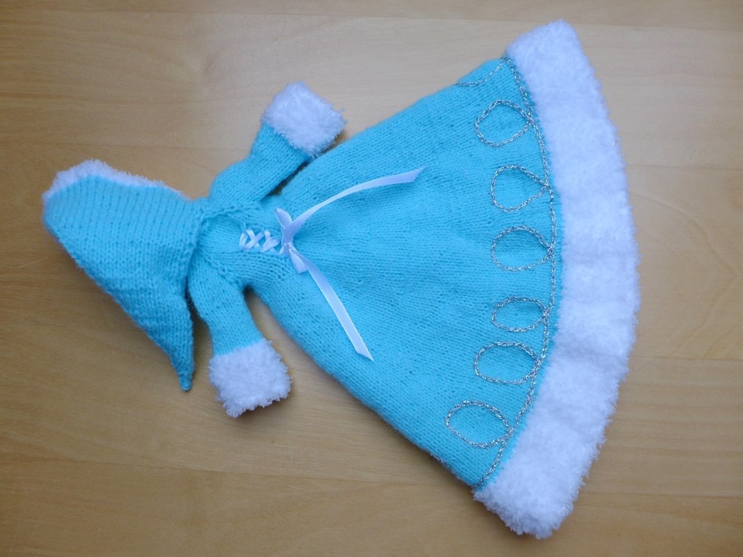 Türkis-blaues gestricktes Puppenkleid mit spitzer Kapuze, vorderer Schnürung und weißem Flauschsaum