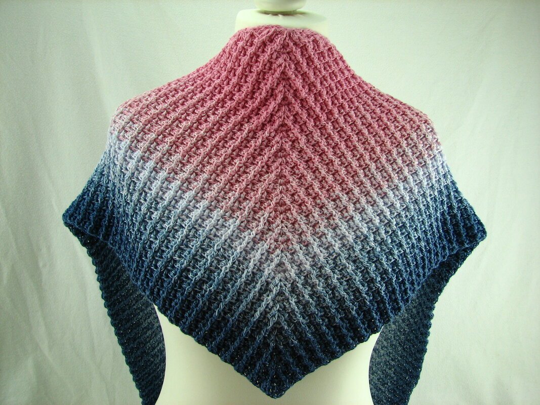 Gehäkeltes dreieckiges Tuch mit Rosa
zu
Blau Farbverlauf auf Schneiderpuppe