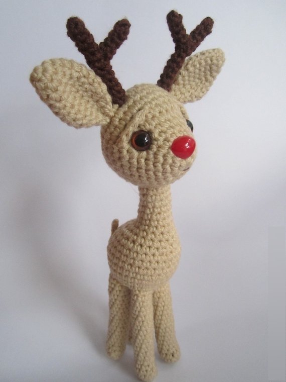 Gehäkeltes Rentier-Amigurumi beige mit braunem Geweih und roter Nase