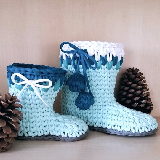 Kleiner Weihnachtsstiefel gehäkelt aus Textilgarn