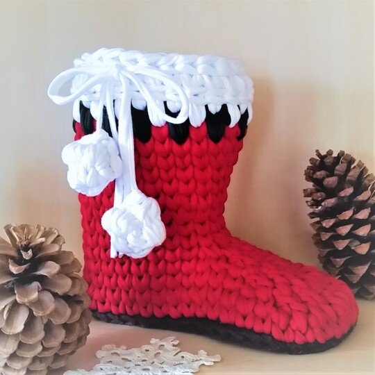 Kleiner Weihnachtsstiefel gehäkelt aus Textilgarn