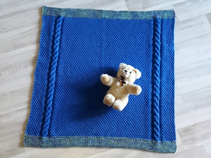 Strickanleitung Baby-Decke mit Zopfmuster