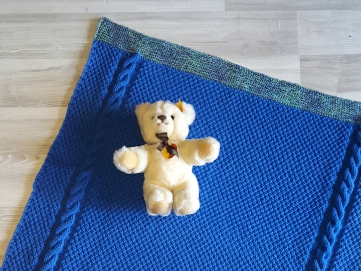 Strickanleitung Baby-Decke mit Zopfmuster