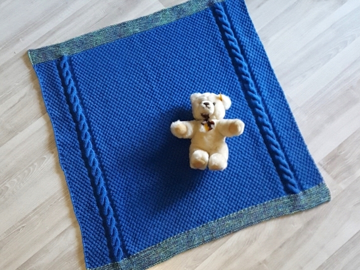 Strickanleitung Baby-Decke mit Zopfmuster