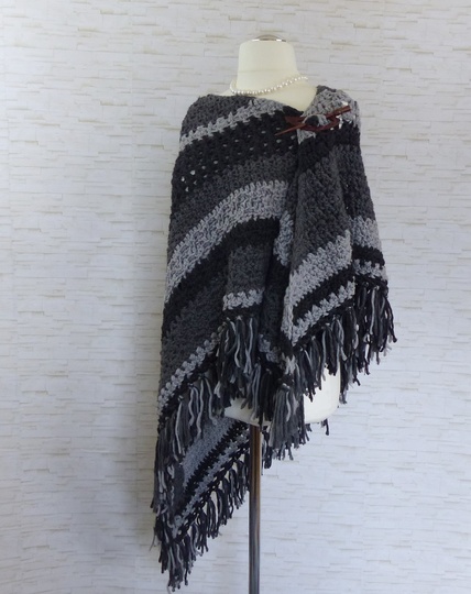 "Mixaloon 1.0" gehäkeltes XXL-Dreieckstuch im Muster-/Farbmix