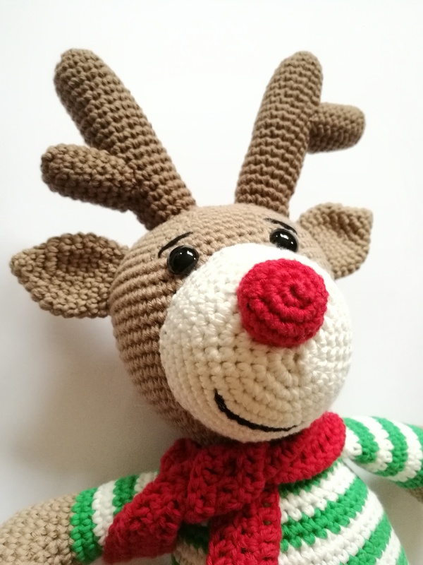 Detailaufnahme Amigurumi-Rentierkopf mit Geweih, roter Nase und gestreiftem Pullover
