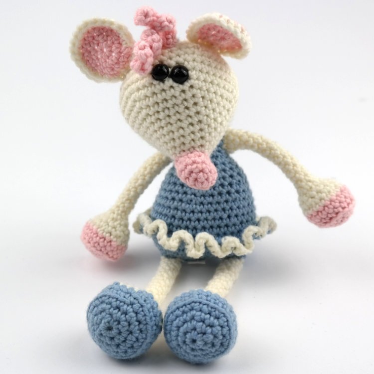 Gehäkelte Amigurumi‑Maus in Creme mit blauem Kleid und rosa Schleife