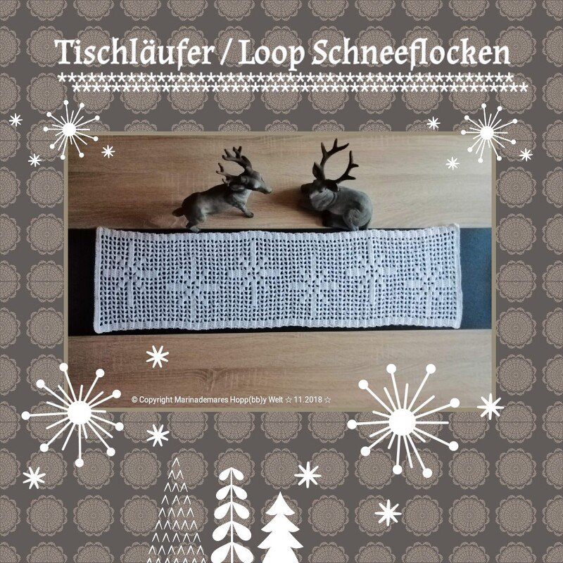 Weißer gehäkelter Tischläufer mit Schneeflockenmuster auf Holztisch mit zwei Dekofiguren.