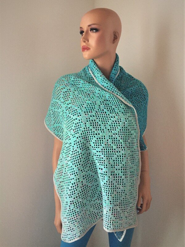 Schaufensterpuppe mit mintgrünem gehäkeltem Schal mit Lochmuster und weißem Rand