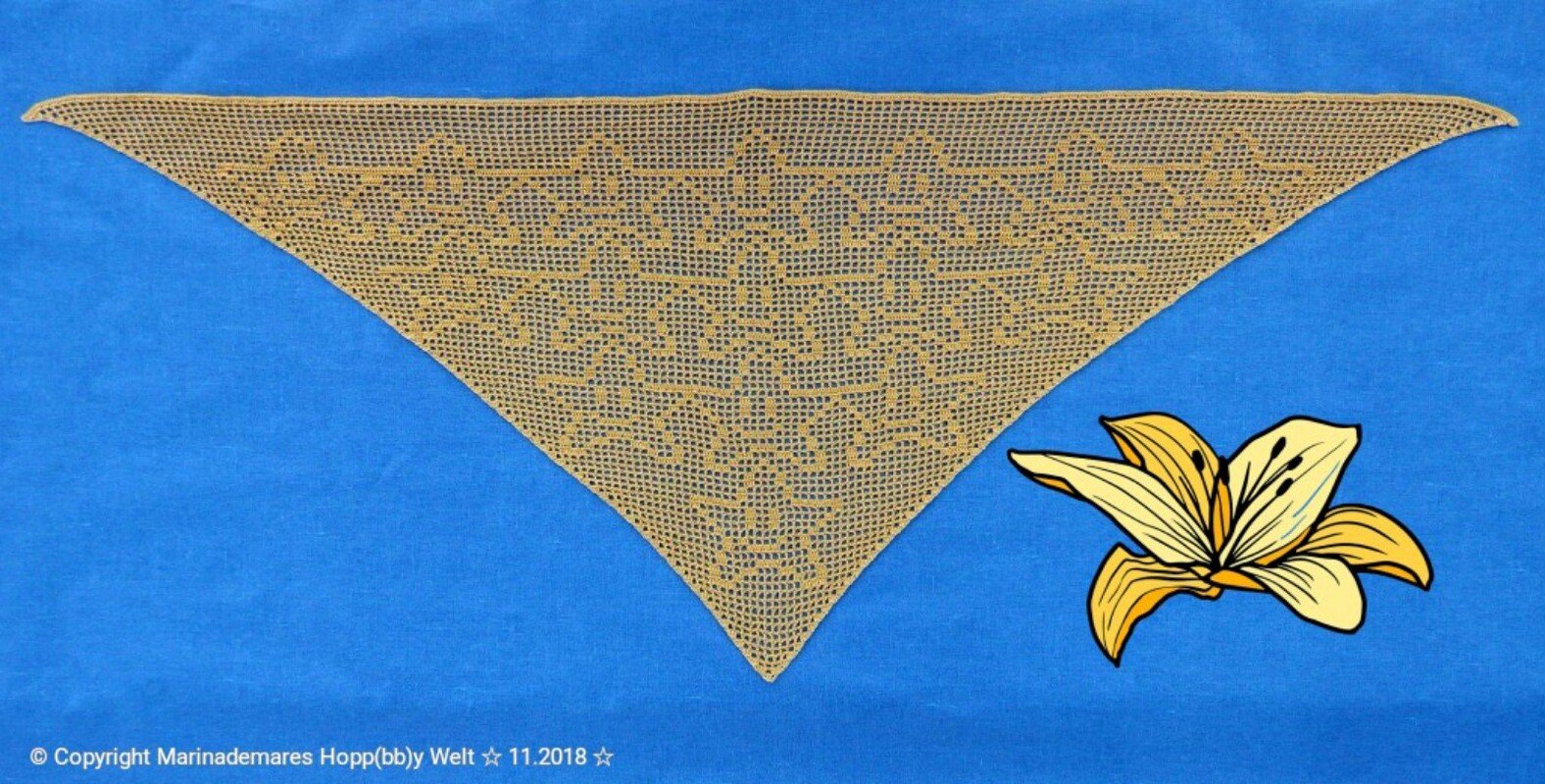 Beiges, gehäkeltes Dreieckstuch mit geometrischem Filetmuster auf blauem Hintergrund