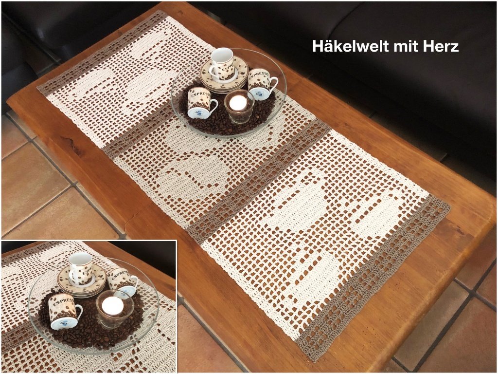 Rustikaler zweifarbiger Filet-Häkel-Läufer in Naturweiß und Braun mit Kaffeetassen- und Kaffeekannenmotiven auf Holztisch, dekoriert mit Espressotassen und Kaffeebohnen