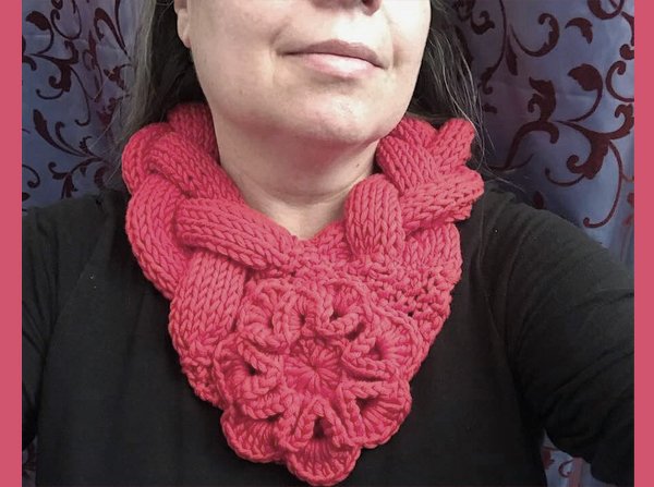 gestrickter Riesenzopf mit der gehäkelten Blume  als Schal