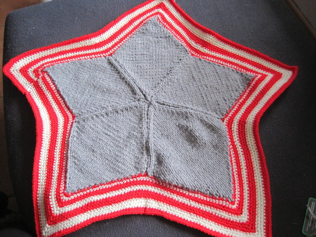 Strickanleitung Weihnachtsbaum Decke mit Häkelrand