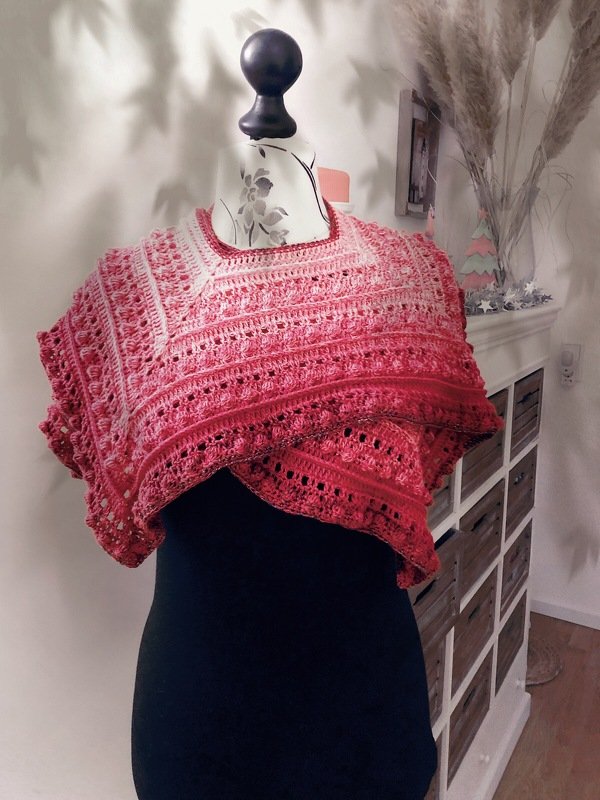 Gehäkeltes Schultertuch in Weiß bis Himbeerrot auf einer Schneiderpuppe drapiert