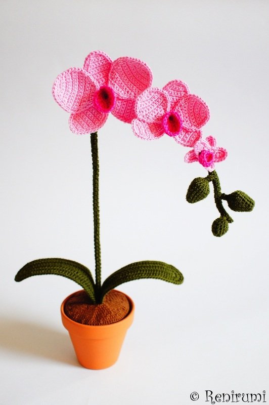 Gehäkelte rosa Orchidee mit Blüten in Terrakottatopf