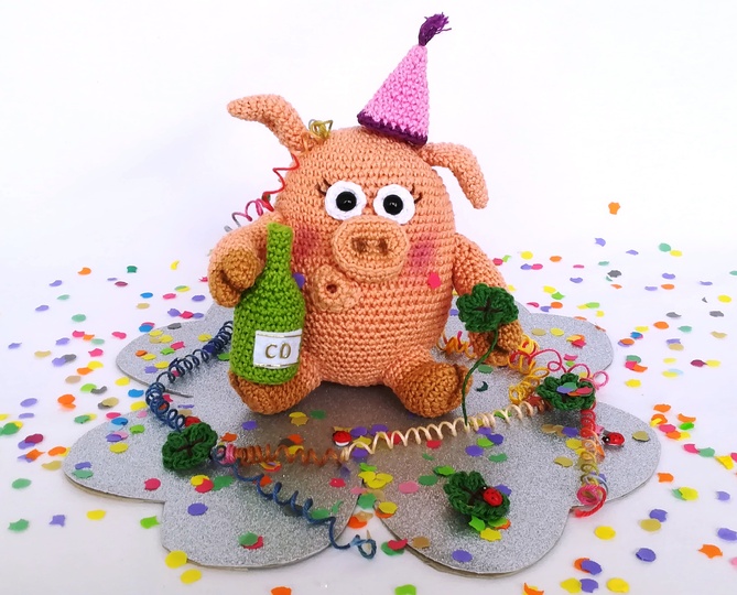 New Year's Eve Party Pigs - Crochet pattern