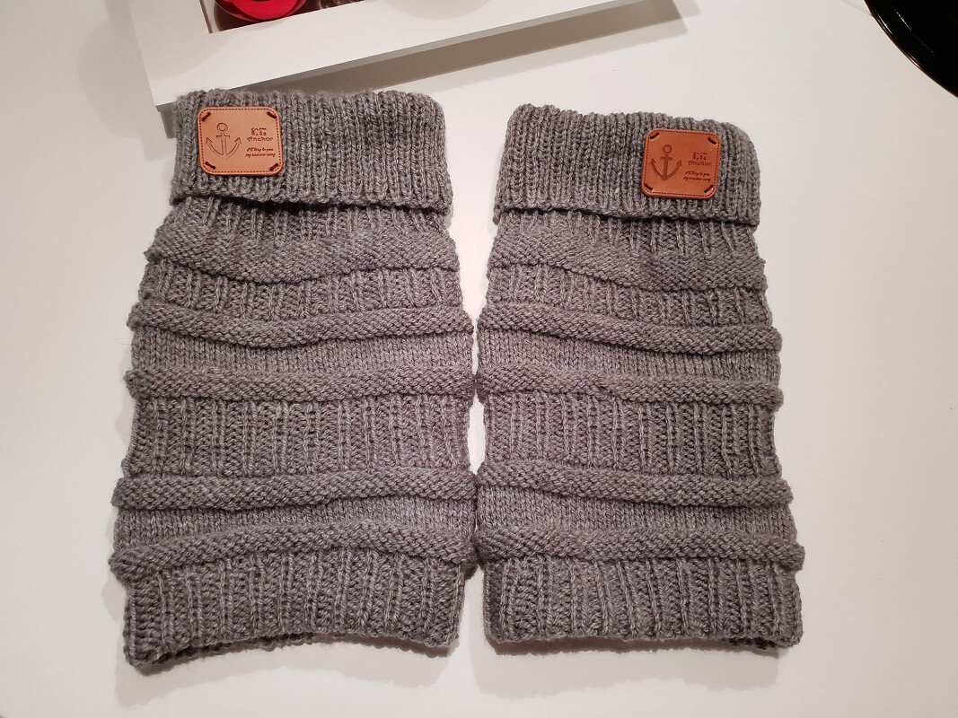 Zwei graue gestrickte Beinstulpen mit Umschlag und Patch mit Anker