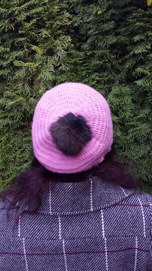 Anleitung für Kunstpelzbommel - mit passender Wintermütze