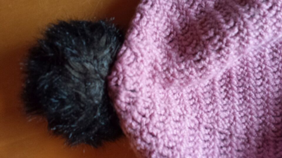 Anleitung für Kunstpelzbommel - mit passender Wintermütze