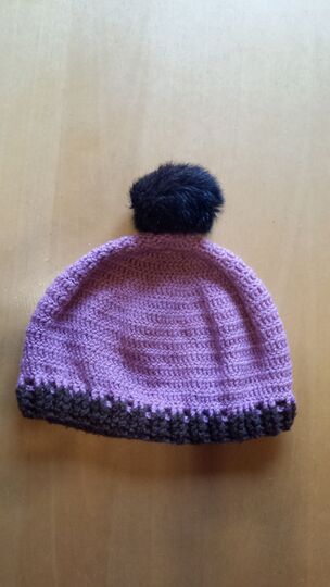 Anleitung für Kunstpelzbommel - mit passender Wintermütze