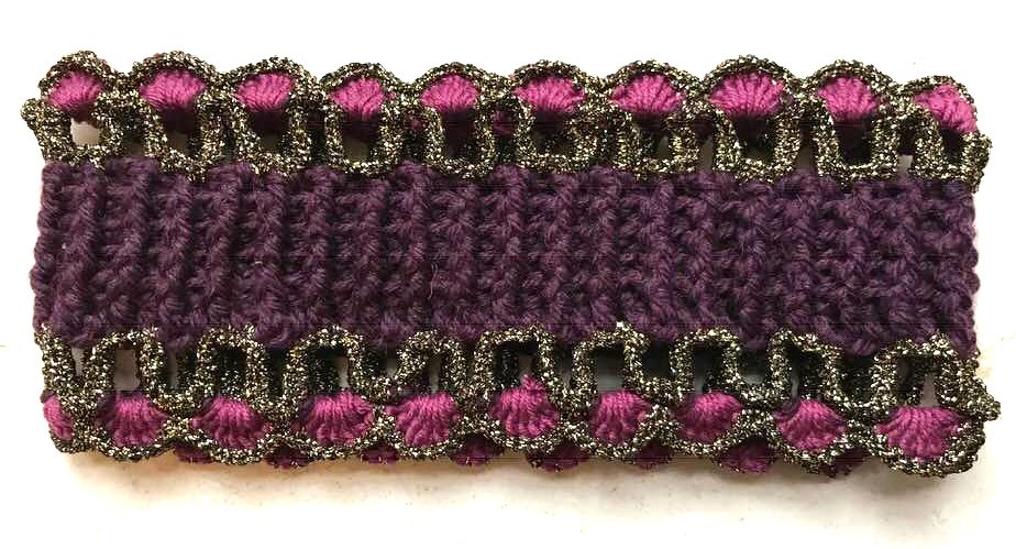 Gehäkeltes dunkelviolettes Stirnband mit pinken Schlaufen und metallisch schimmernder Einfassung