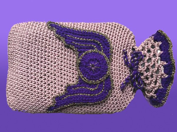 Gehäkelter Wärmflaschenbezug in Rosa und Lila mit Flügel-Applikation und goldenen Glitzerakzenten