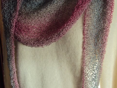 Gestricktes Dreiecktuch, Schal, aus Lacegarn.