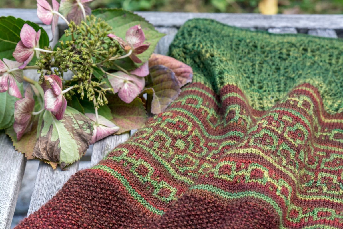 Knitting Pattern "Hyben Cowl" with mosaic and lace pattern