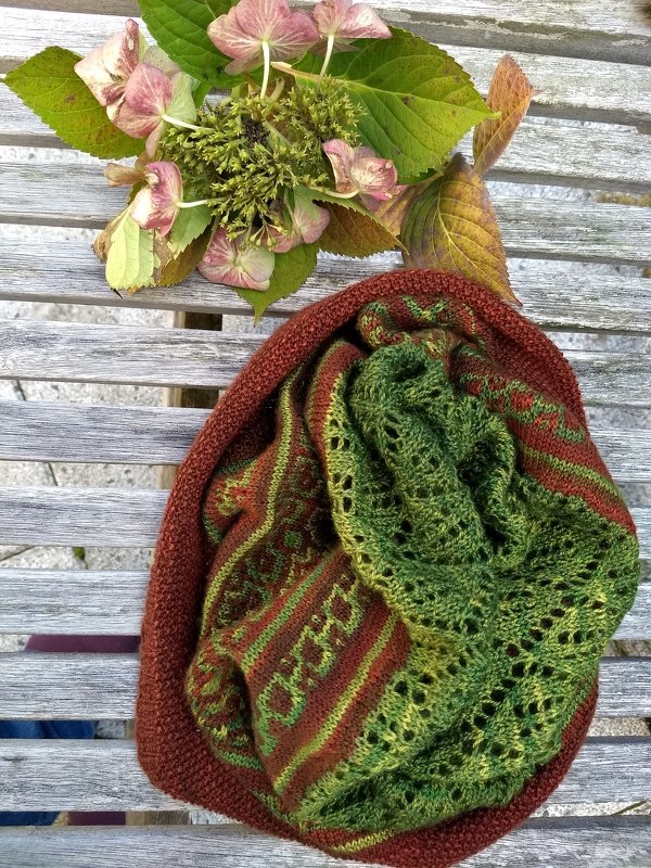 Knitting Pattern "Hyben Cowl" with mosaic and lace pattern