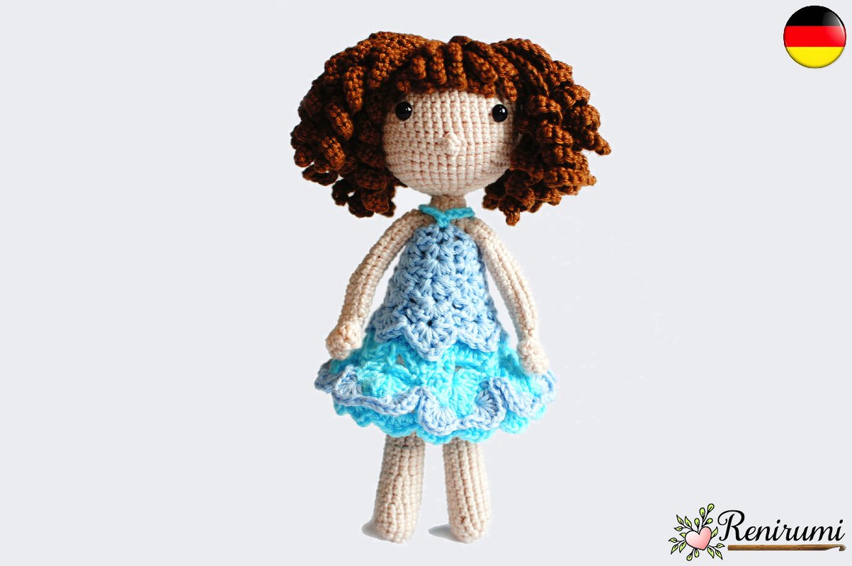 Gehäkelte Amigurumi-Puppe mit braunen Locken und blauem Stufenkleid